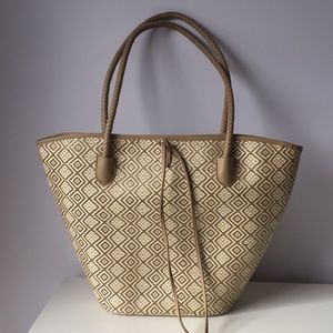 NEIMAN MARCUS straw beach Tote